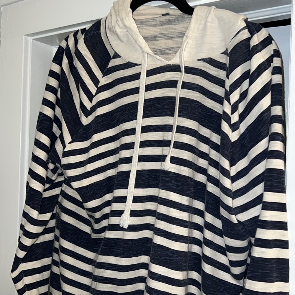 Vince hooded lightweight long sleeve shirt.